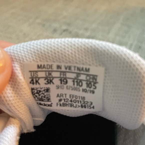 BRAND NEW Adidas Superstar sneaker for toddler - Picture 6 of 7